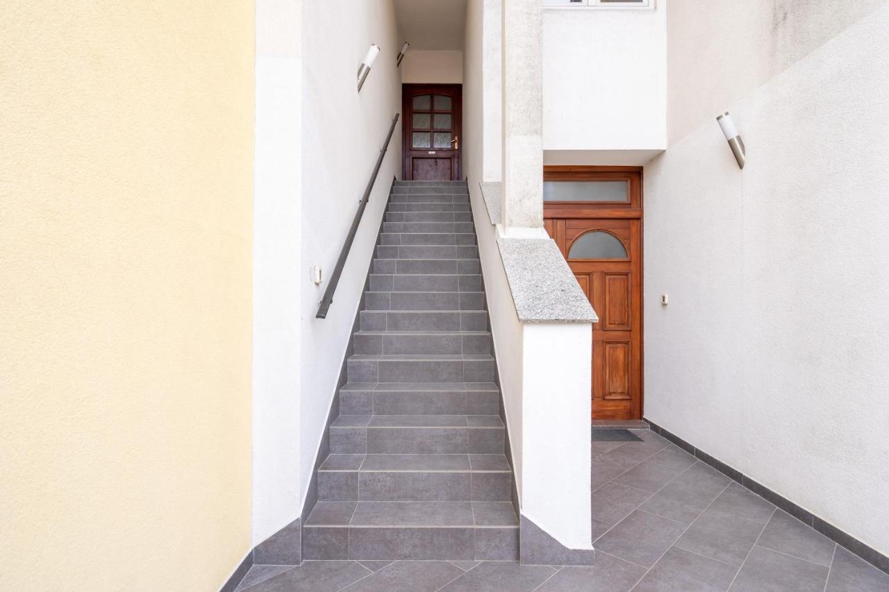 Alto 1 Studio Apartment ロヴィニ エクステリア 写真