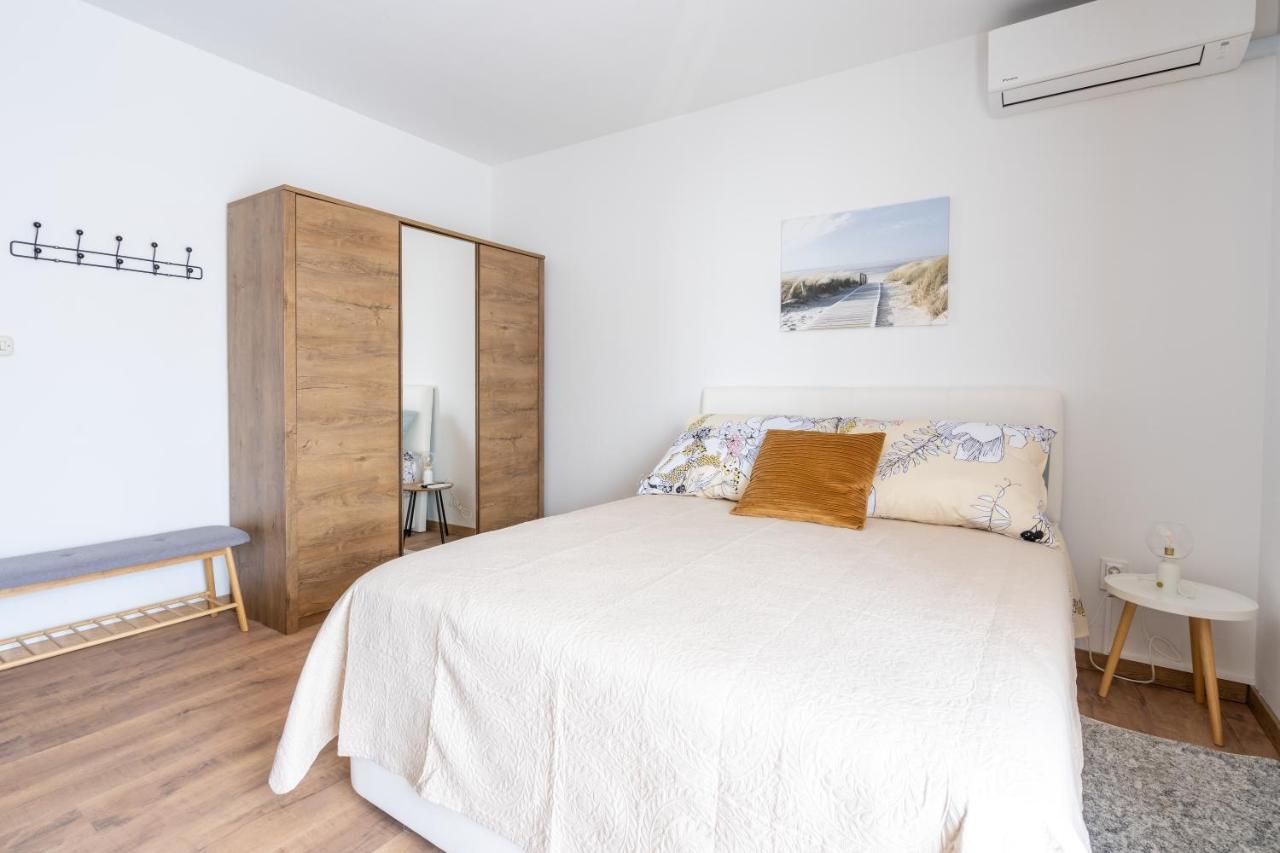 Alto 1 Studio Apartment ロヴィニ エクステリア 写真