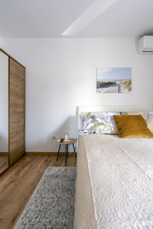 Alto 1 Studio Apartment ロヴィニ エクステリア 写真